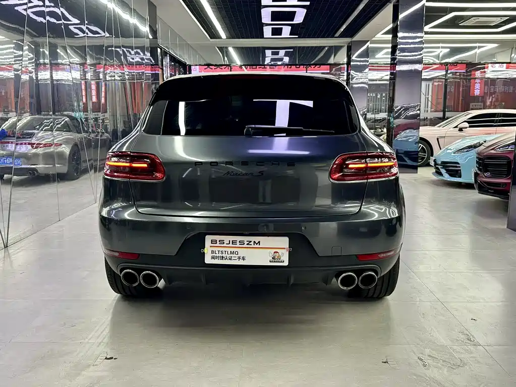PORSCHE MACAN