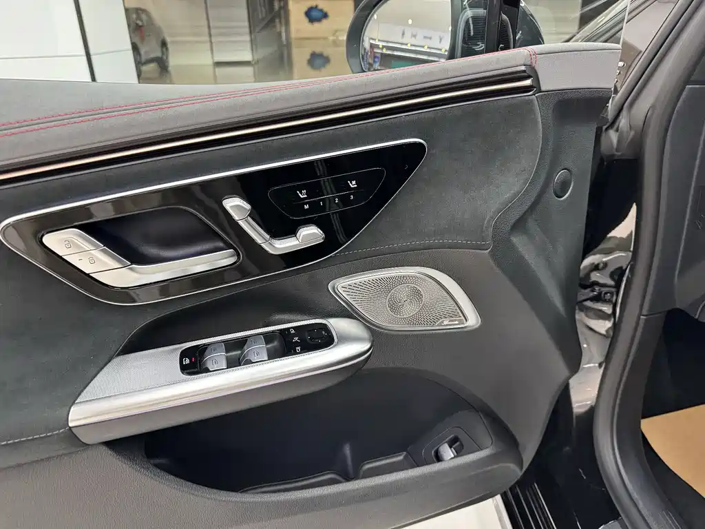 Mercedes-Benz EQE AMG — миниатюра 12