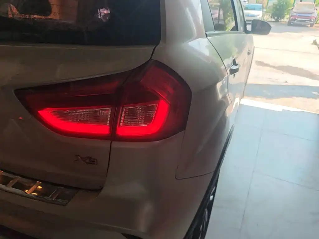 Geely Vision X3 — миниатюра 8