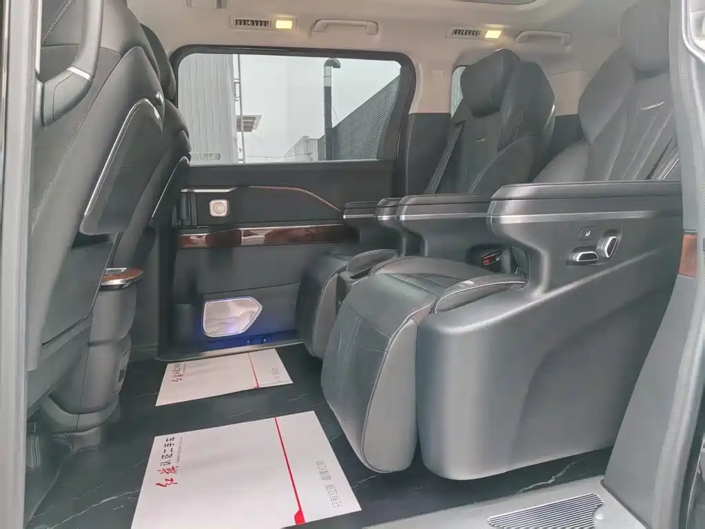 Hongqi HQ9 2023 2.0T