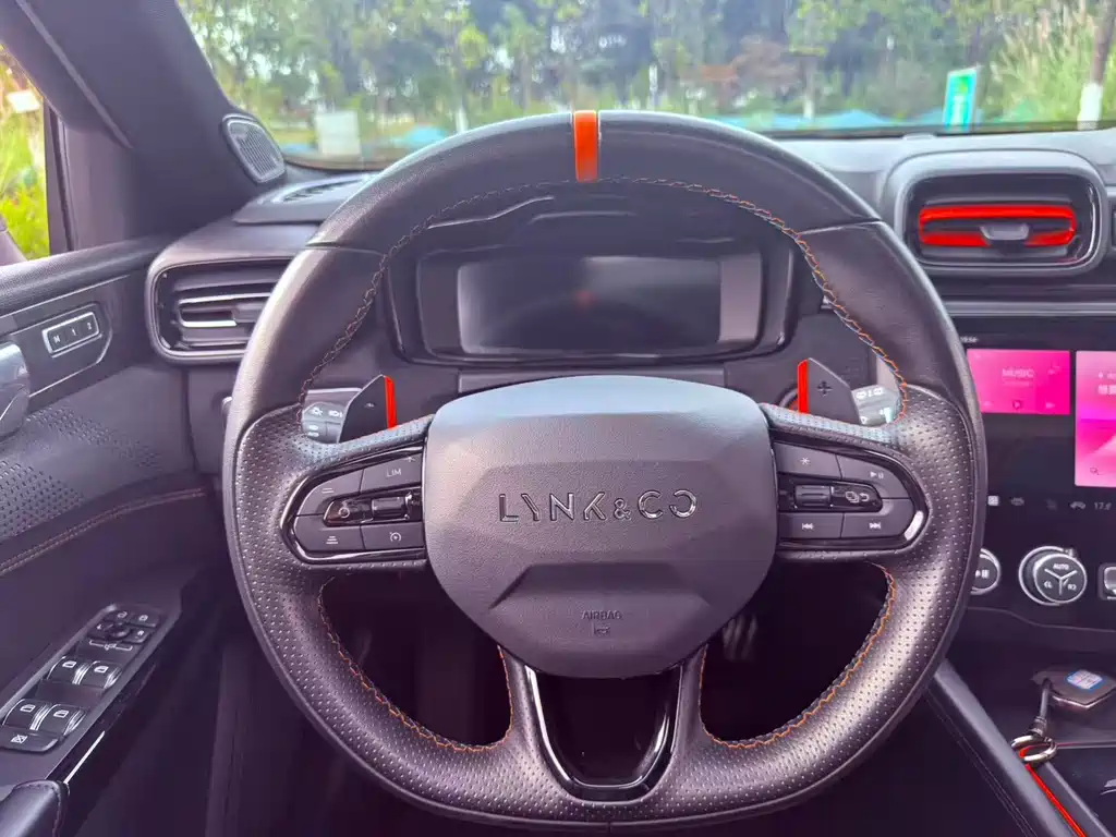 Lynk & Co 02 Hatchback — миниатюра 17