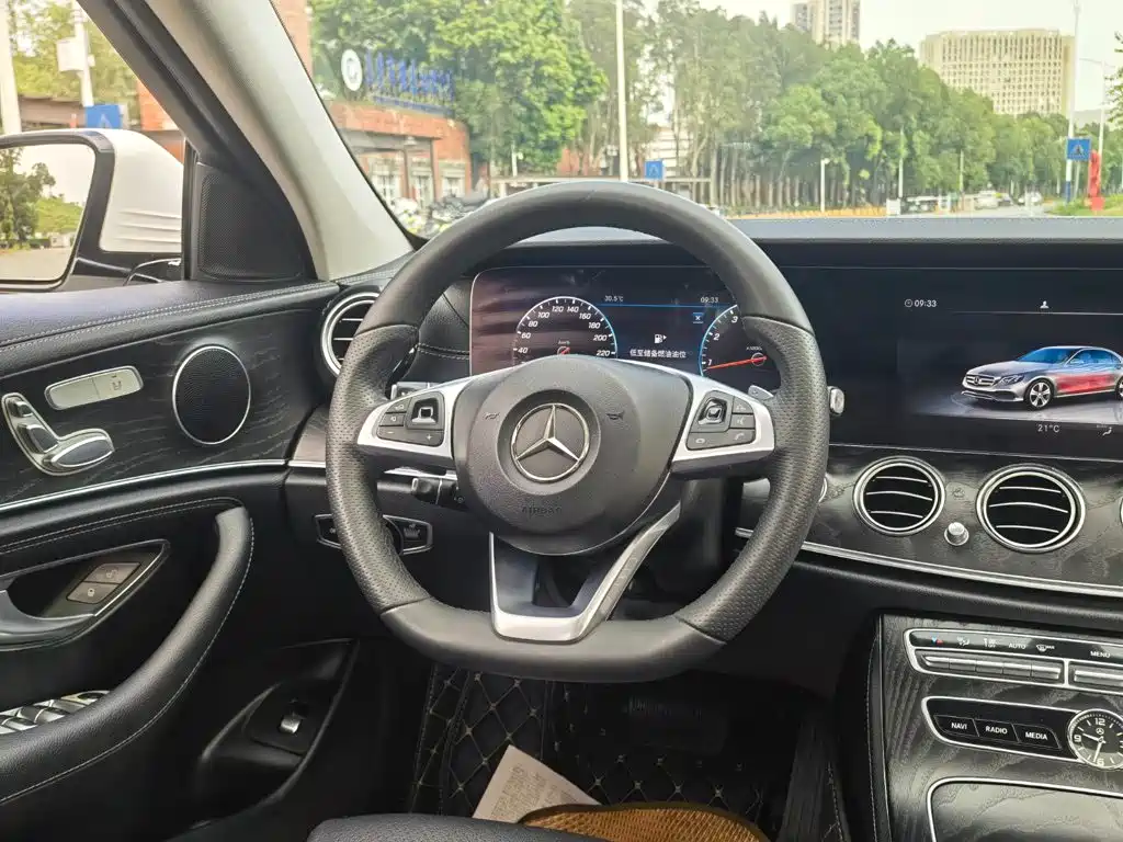 Mercedes-Benz E-Class — миниатюра 11