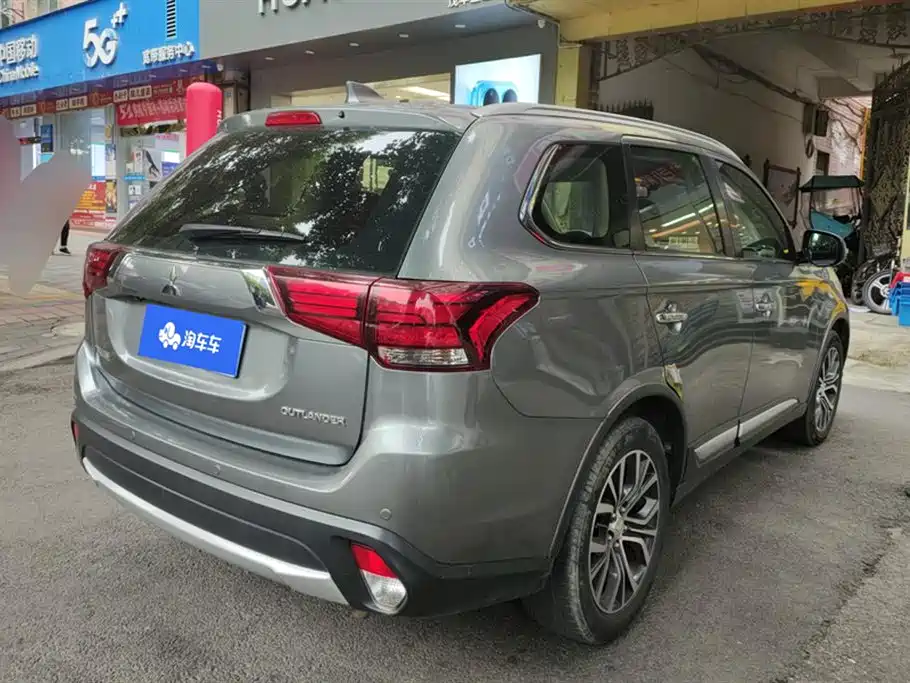 Mitsubishi Outlander 2018 2.4L Elite 5 мест