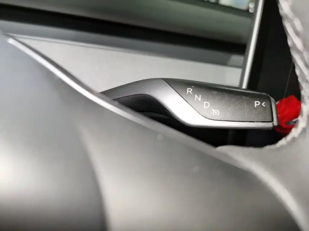 Tesla Model Y — миниатюра 14