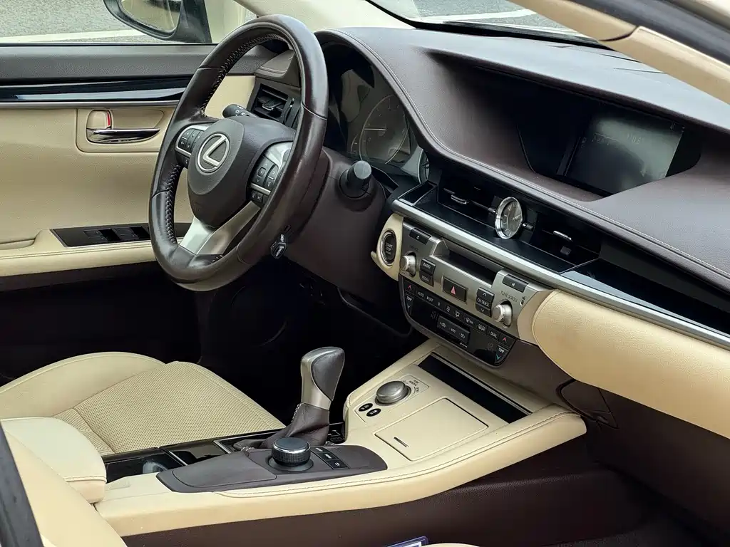 Lexus ES — миниатюра 12
