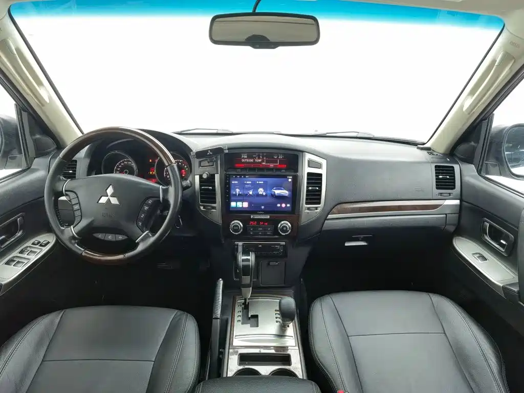 Mitsubishi Pajero (Import) — миниатюра 24