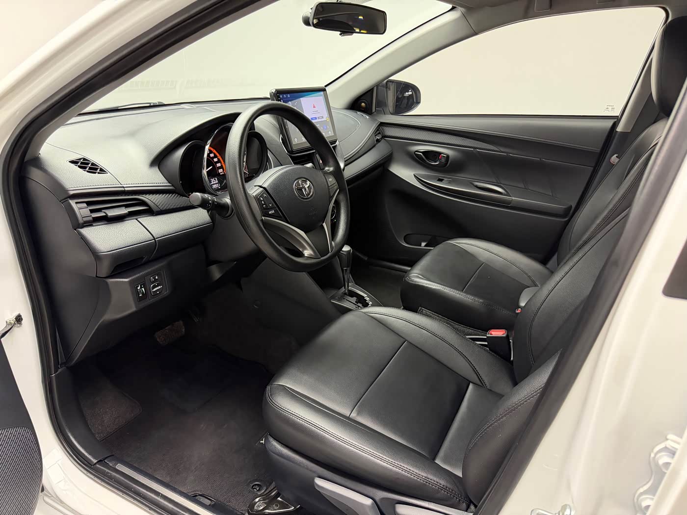 Toyota YARiS L Zhi Xuan 1.5 л 2023 г. Белый, пробег 28900 км