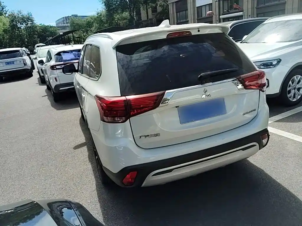Mitsubishi Outlander — миниатюра 5