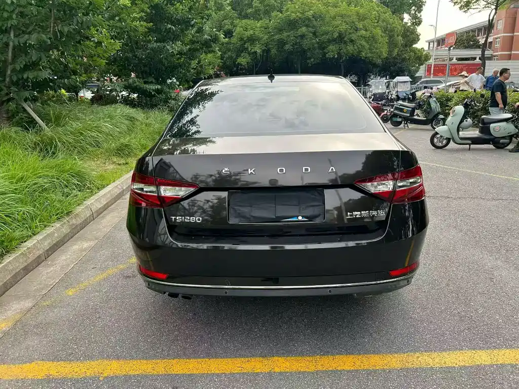 Skoda Superb — миниатюра 5