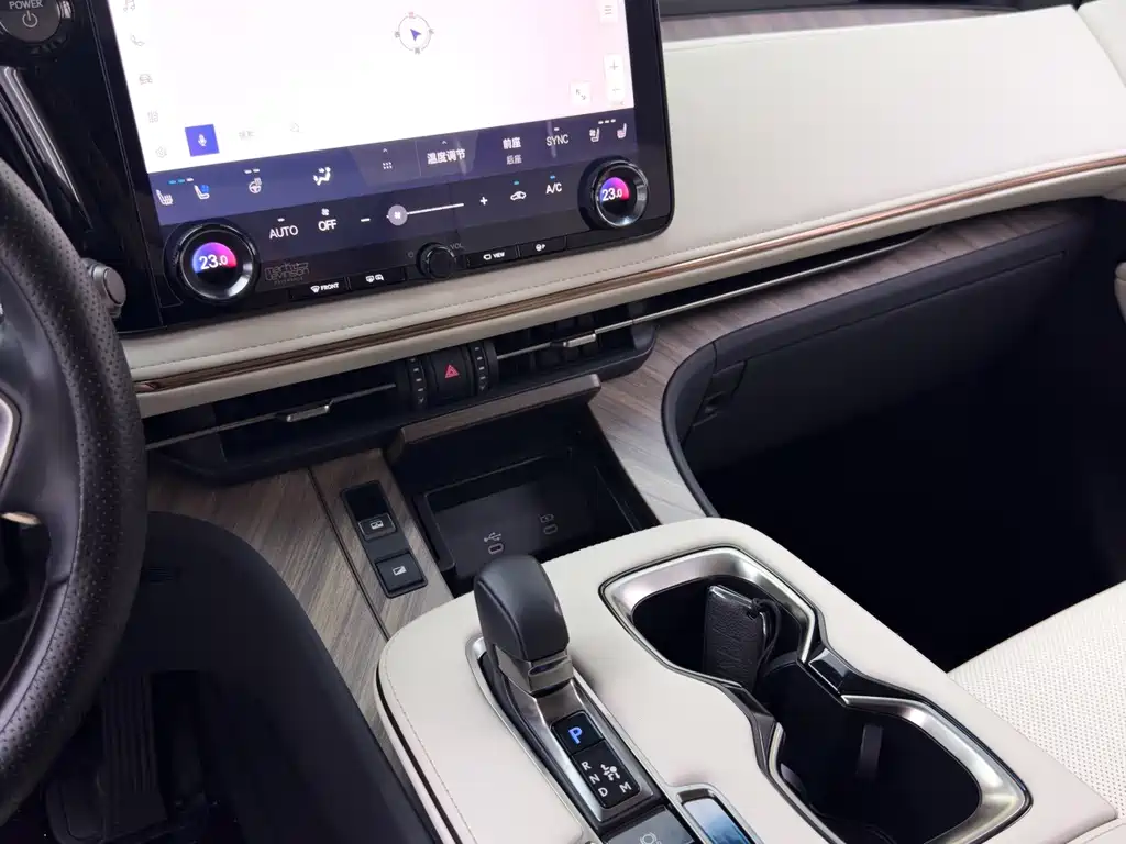 Lexus LM — миниатюра 17
