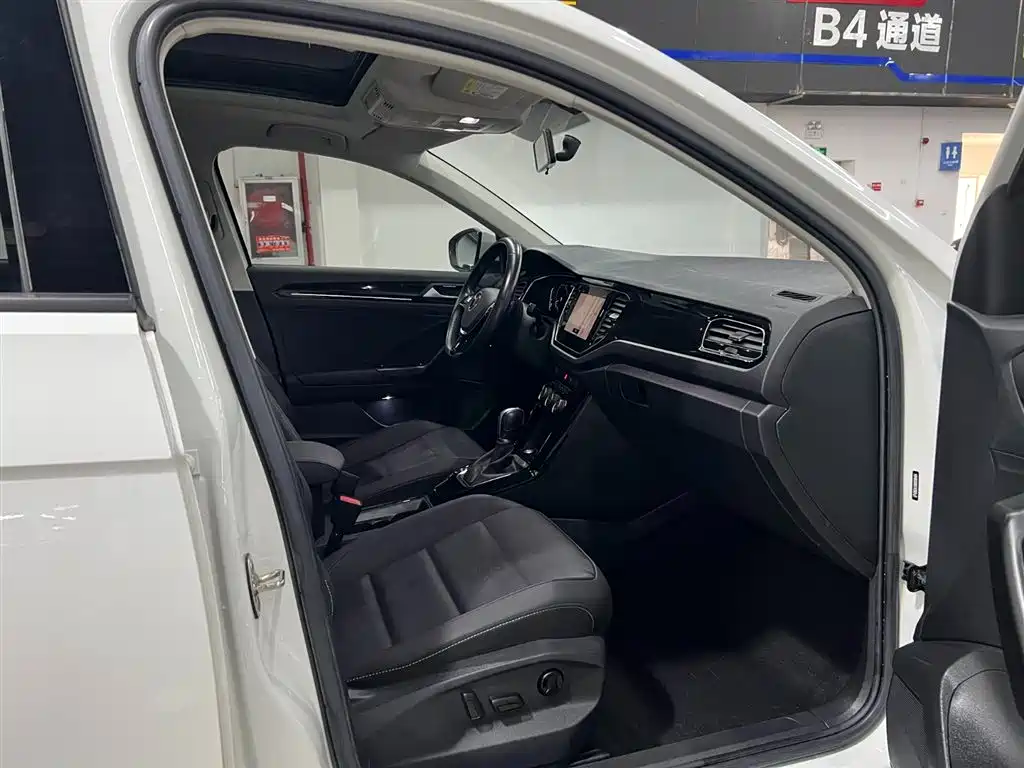 VOLKSWAGEN T ROC EXPLORING SONGS