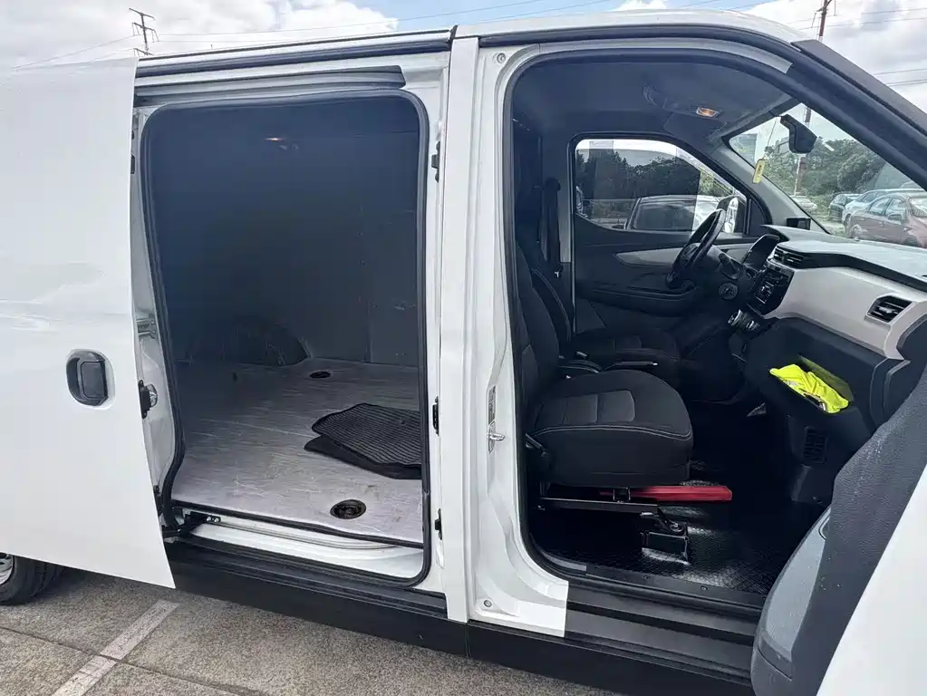 MAXUS EV30 — миниатюра 5
