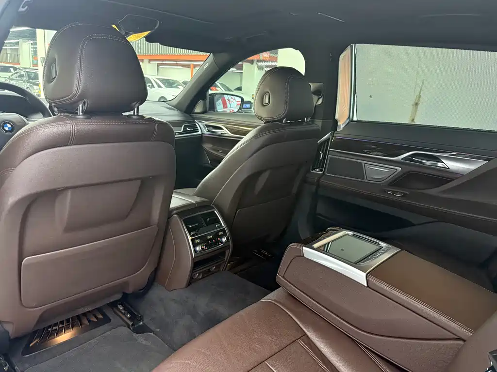 BMW 7 Series — миниатюра 12