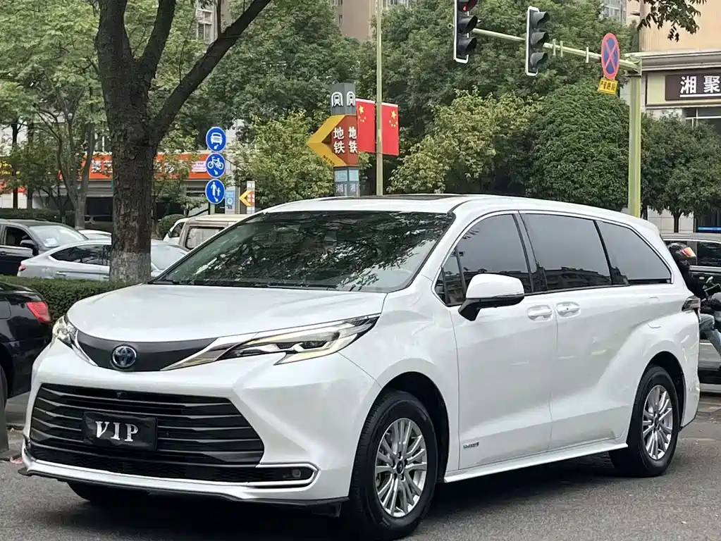 Toyota Sienna — миниатюра 2