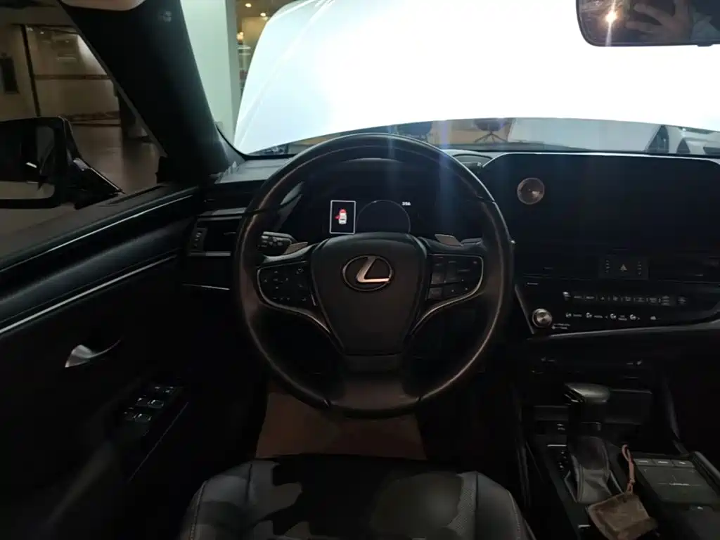 Lexus ES — миниатюра 11