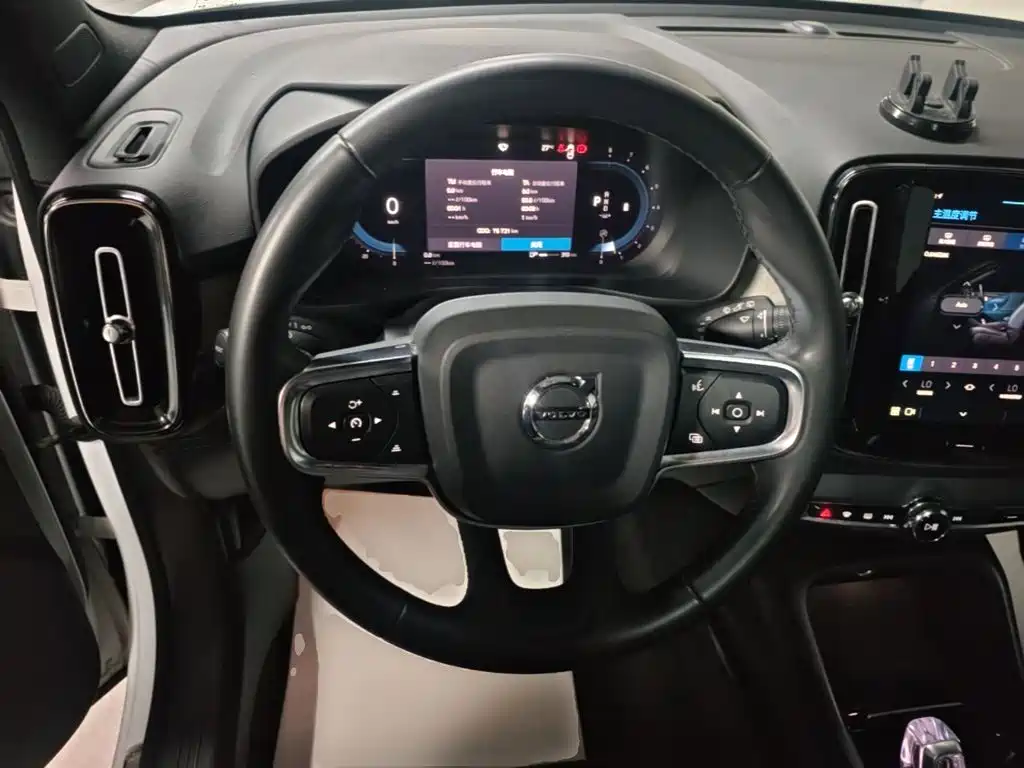 Volvo XC40 — миниатюра 11