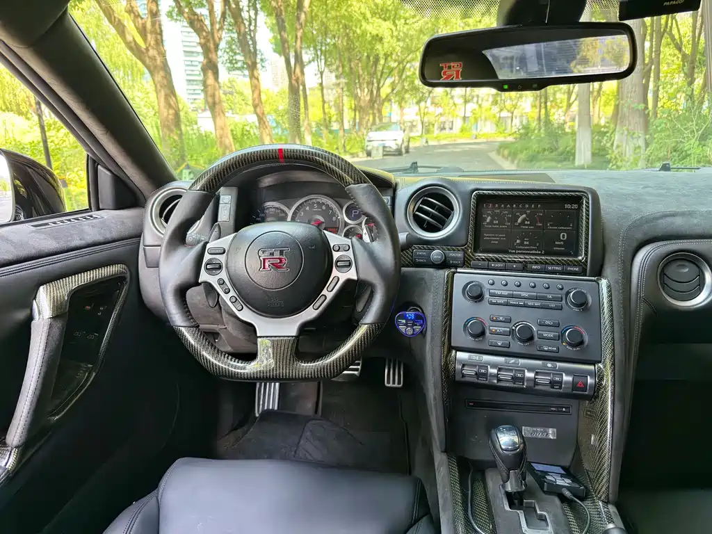 Nissan GT-R — миниатюра 12