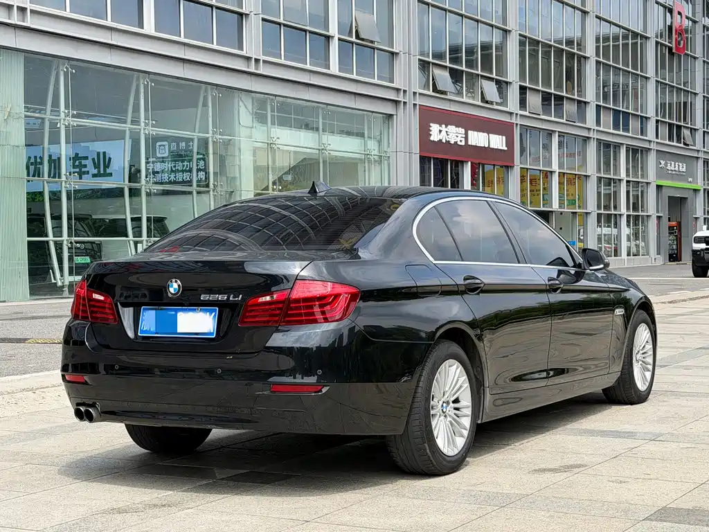 BMW 5 Series — миниатюра 4