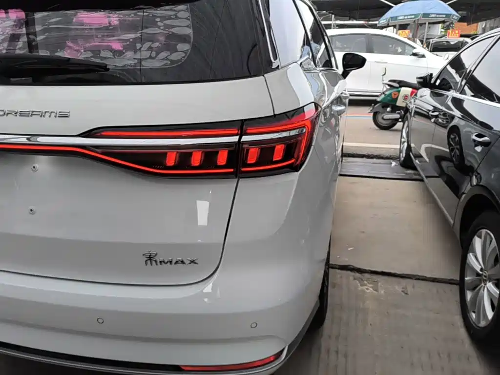 BYD MAX — миниатюра 8