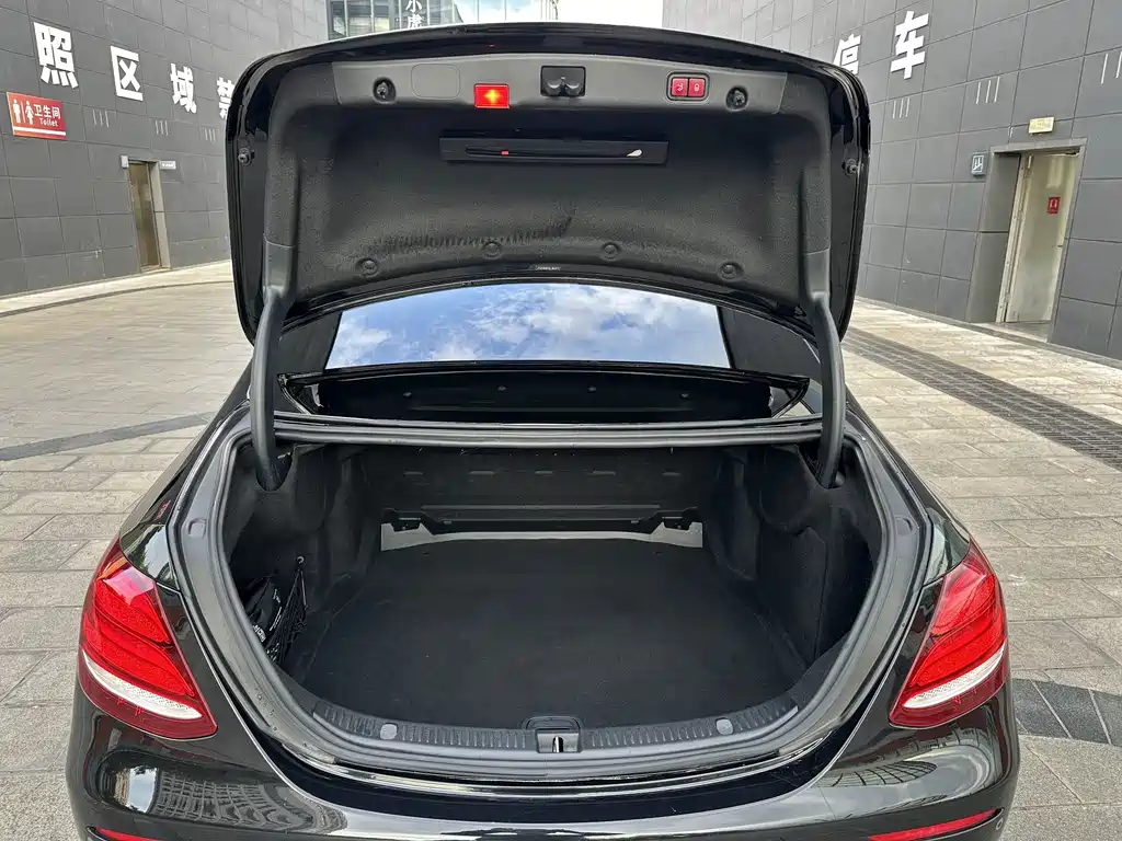 Mercedes-Benz E-Class — миниатюра 18