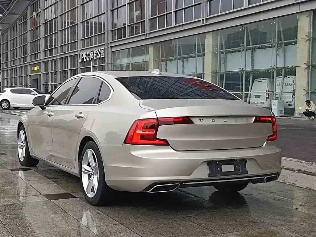 VOLVO S90