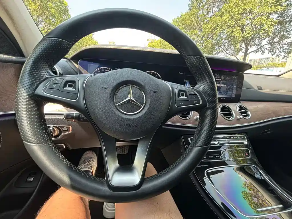 Mercedes-Benz E-Class — миниатюра 9