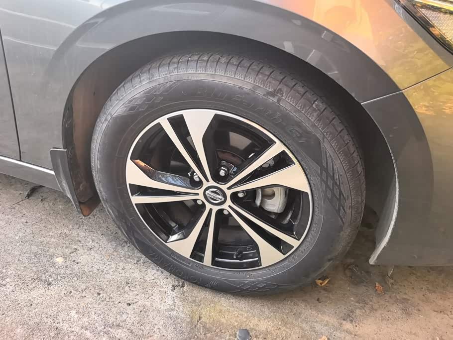 Nissan Sylphy 1.6 л 2021 г. Серебристо-серый, пробег 45599 км