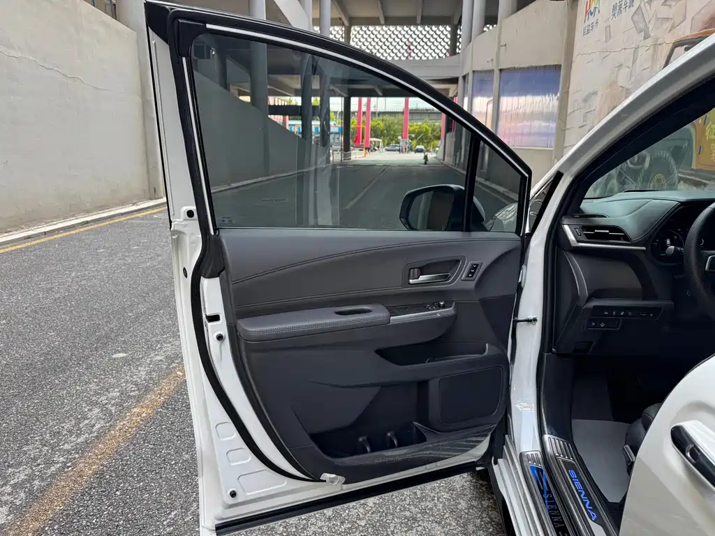 Toyota Sienna — миниатюра 11
