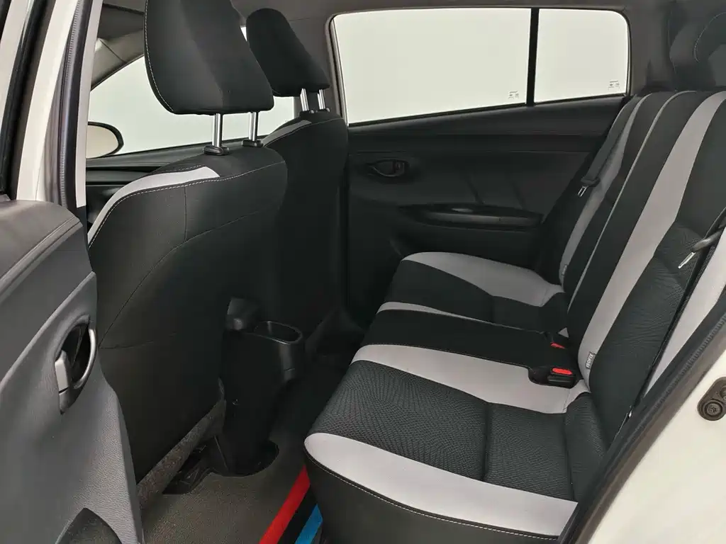 Toyota Yaris L — миниатюра 9