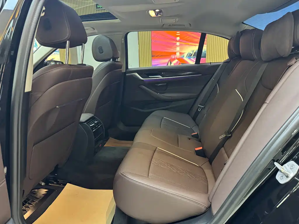 BMW 5 Series — миниатюра 12