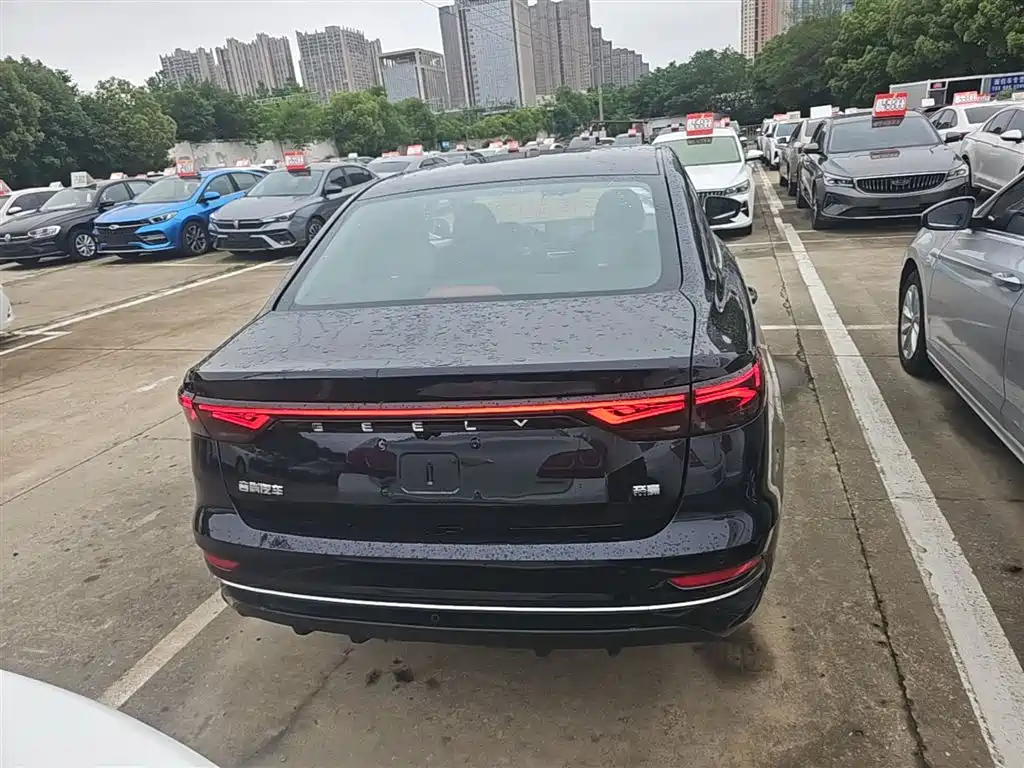 Geely Emgrand 2022 4 1.5L CVT Luxury