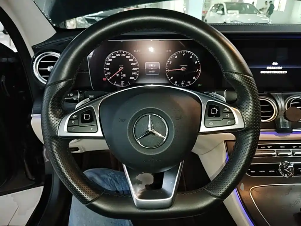 Mercedes-Benz E-Class — миниатюра 11