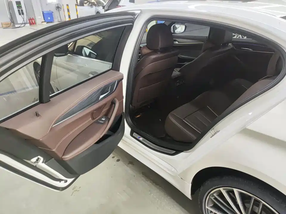 BMW 5 Series — миниатюра 4