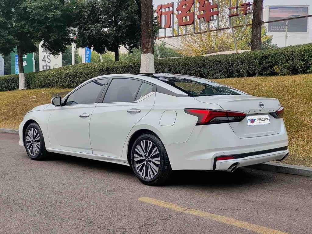 Nissan Teana 2.0 л 2023 г. Белый, пробег 42000 км