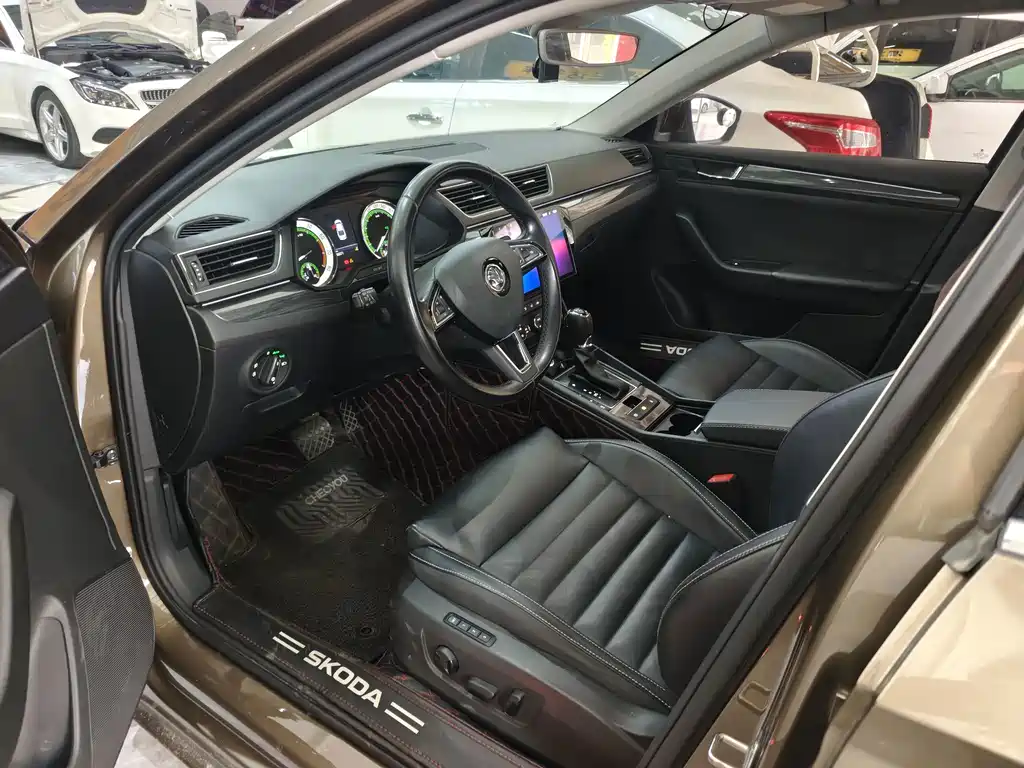 Skoda Superb — миниатюра 10