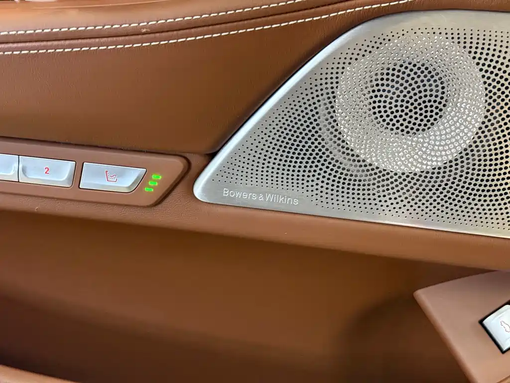 BMW 7 Series — миниатюра 13
