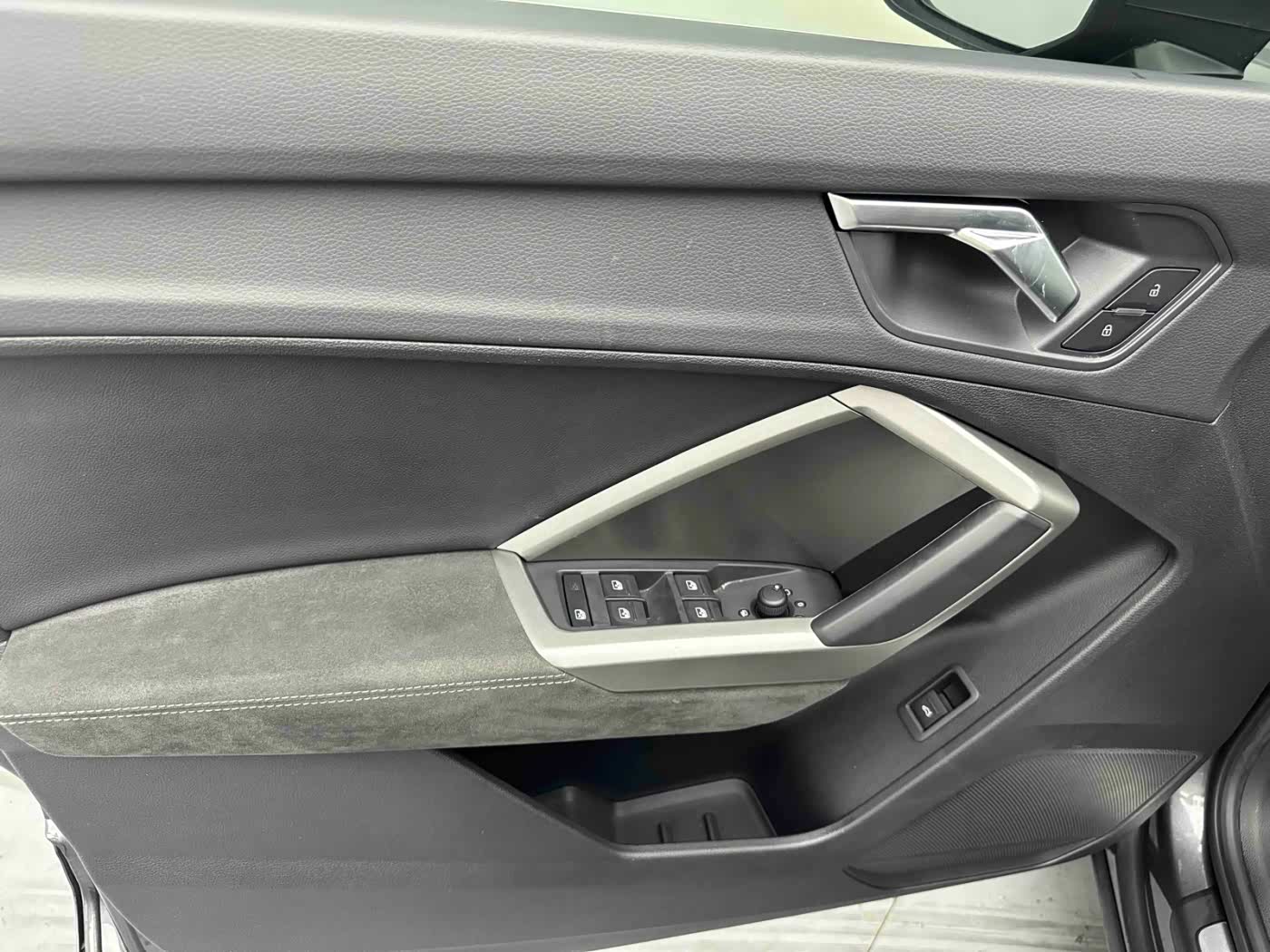 Audi Q3 1.4 л 2022 г. Серебристо-серый, пробег 13799 км