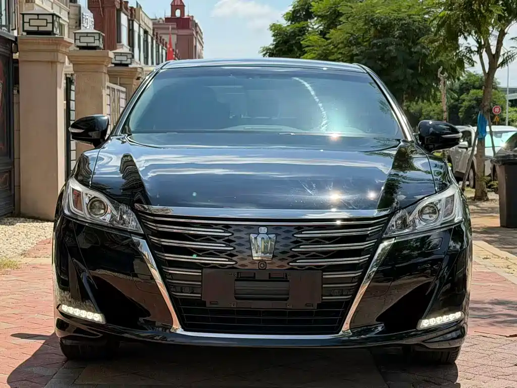 Toyota Crown — миниатюра 2