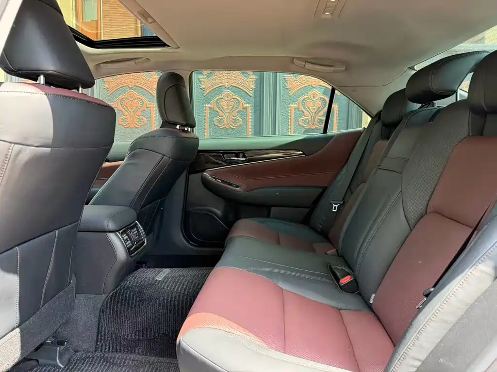 Toyota Crown — миниатюра 6
