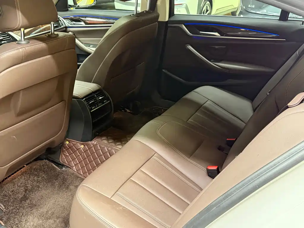 BMW 5 Series — миниатюра 10