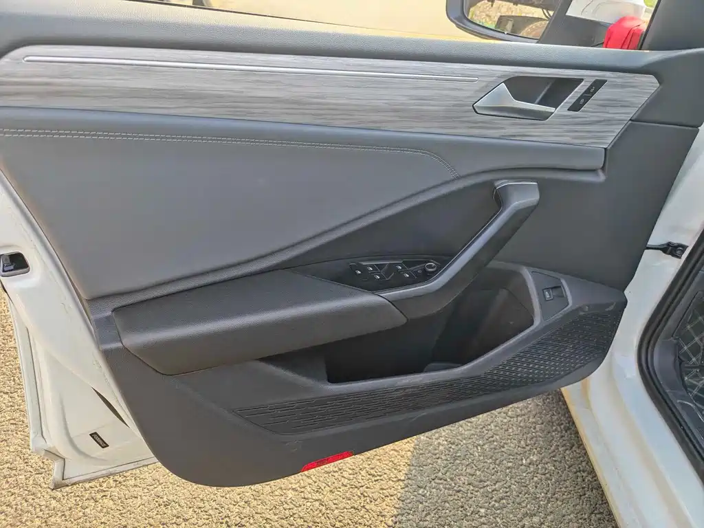 Volkswagen Sagitar 2023 300TSI DSG