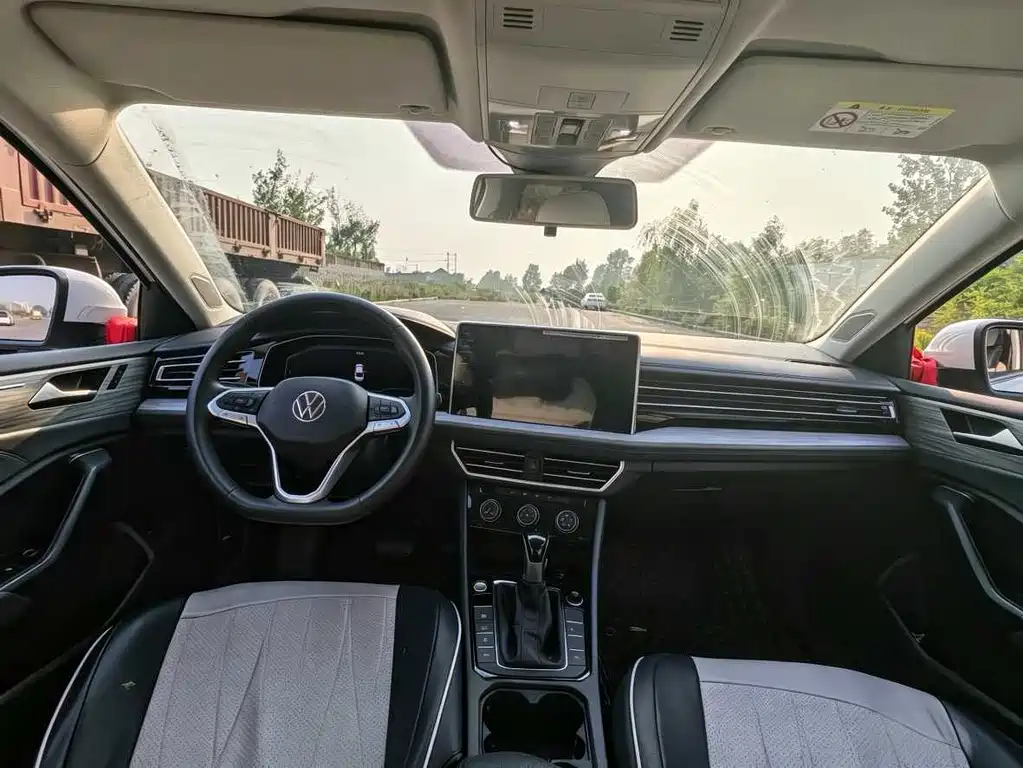 Volkswagen Sagitar 2023 300TSI DSG