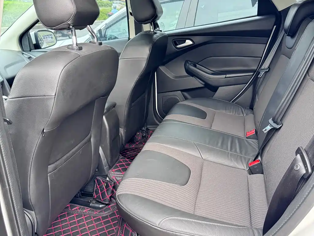 Ford Focus 2012 1.6L AT