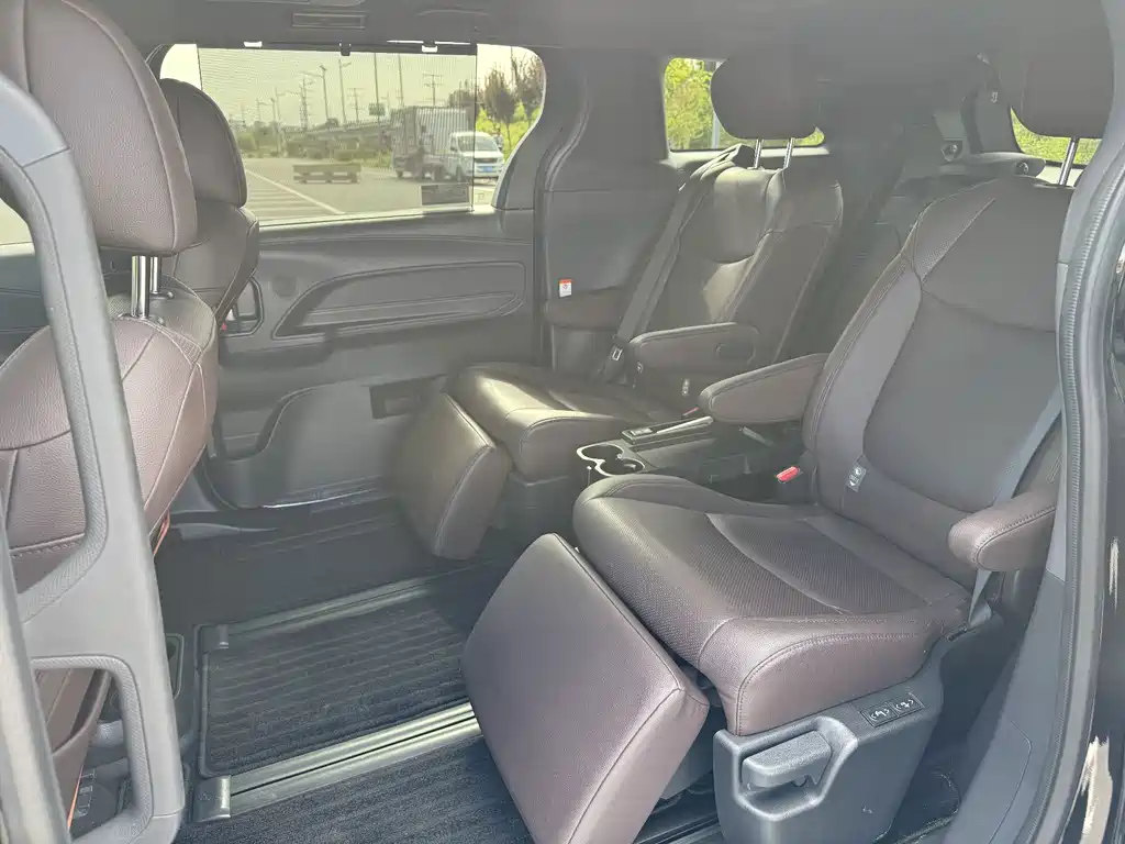 Toyota Granvia — миниатюра 14