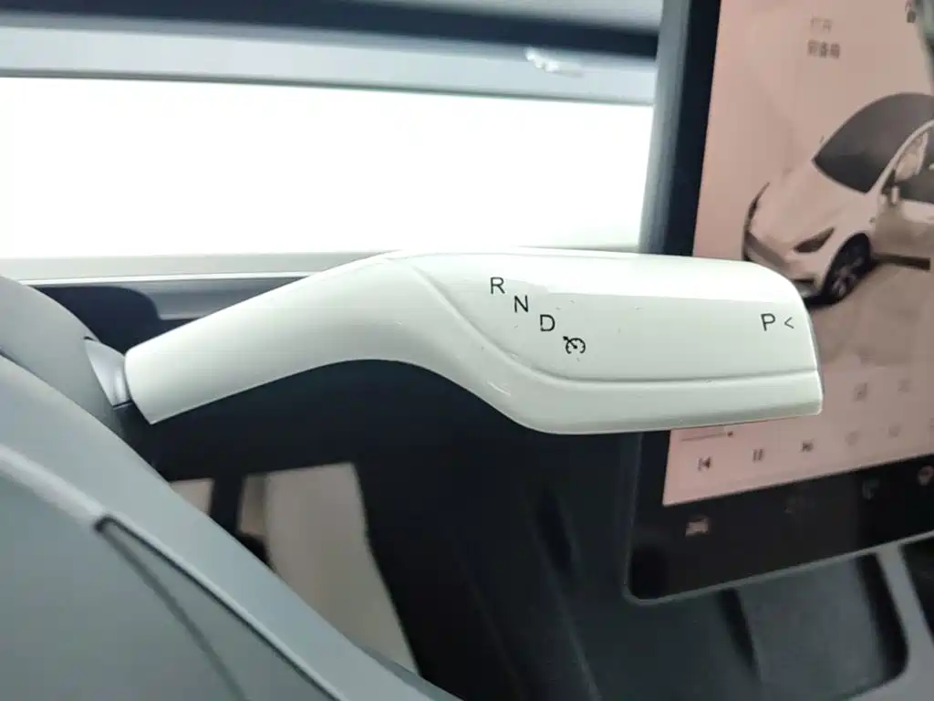 Tesla Model Y — миниатюра 14