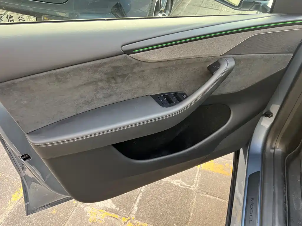 Tesla Model Y — миниатюра 12