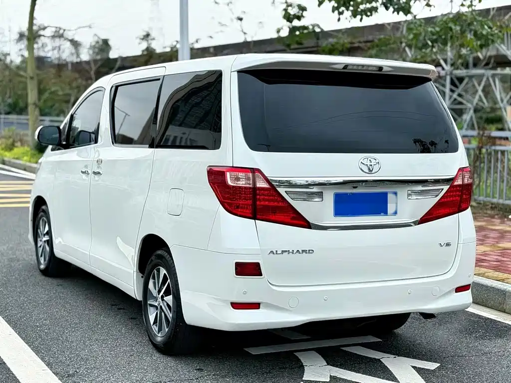 Toyota Alphard — миниатюра 3