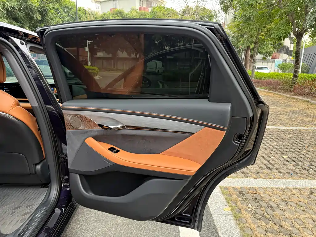 VOYAH LANTU CHASING LIGHT