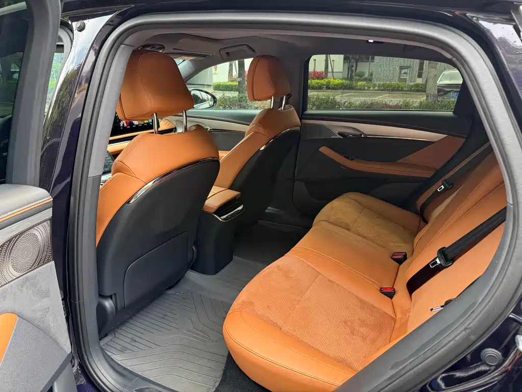 VOYAH LANTU CHASING LIGHT