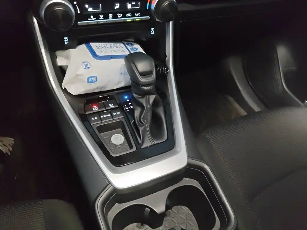 Toyota RAV4 — миниатюра 15